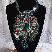 Plastron Dragon brod&eacute; avec un cabochon et des chips en Malachite Naturel, un beau d&eacute;grad&eacute; d'un vert &eacute;meraude avec ces rocailles de couleurs